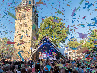 De beste artiesten, grootste hits en véél confetti bij het Muziekfeest in Enschede.