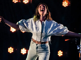 Maan scoort gouden plaat met 'Ze huilt maar ze lacht'