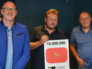 Wesly Bronkhorst ontvangt Award voor 10 miljoen views op Youtube