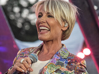 Likken maar! Dana Winner heeft eigen postzegel