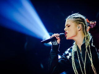 Davina Michelle treedt op in leeg Ahoy