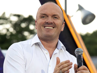 Frank van Etten doneert opbrengst single aan Australië