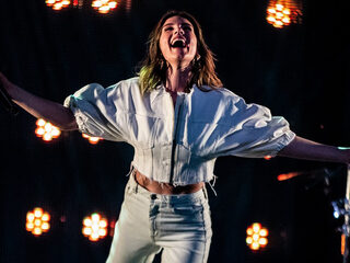 Maan verrast fans met bijzonder concert