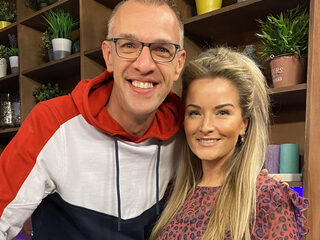 Emilie legt Marco de Hollander het vuur aan de schenen