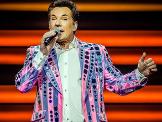 Jan Paparazzi viert zestigste verjaardag van Gerard Joling in de Jan Paparazzi Show