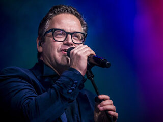 Guus Meeuwis en Diggy Dex blikken terug op 2019 in nieuw lied