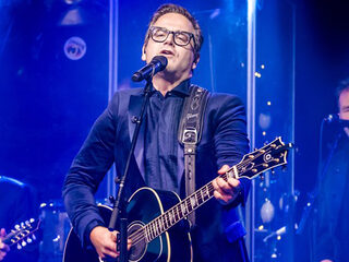 Guus Meeuwis steekt ‘Het is een nacht’ in een nieuw jasje