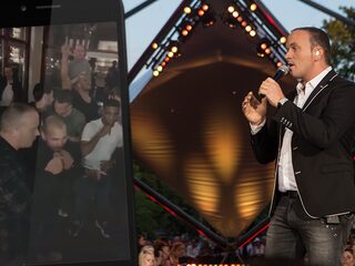 VIDEO: Wesley Sneijder zingt ‘Huisje op wielen’ met Frank van Etten