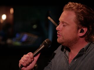 Wesly Bronkhorst zingt ‘Waarom’ tijdens Muziekfeest in de Studio