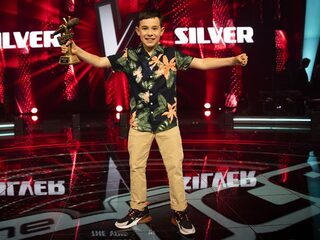The Voice Kids-winnaar Silver Metz zingt op de middenstip van Ajax