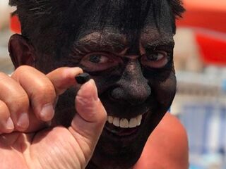 Hitteplaatjes: Danny is letterlijk zwart en Guus drinkt schaap