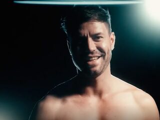 Simon Keizer gaat compleet naakt