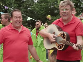 Bijzondere mijlpaal voor mega-hit ‘Liever te dik in de kist’