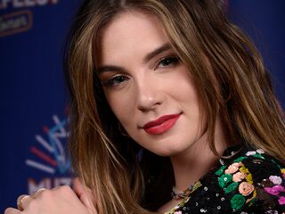 Maan en Emma Heesters in top 5 best beluisterde zangeressen op Spotify