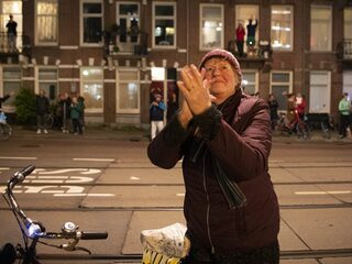 Nederland doet massaal mee aan #applausvoordezorg en #klapcoronadewerelduit