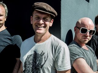 Gaat Racoon een aantal grote Nederlandstalige hits uitbrengen in het Engels?