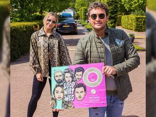 Tino Martin, Emma Heesters en Kris Kross A’dam ontvangen gouden award voor ‘Loop niet weg’