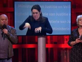 Paul de Leeuw en Simone Kleinsma brengen muzikale ode aan gebarentolk Irma