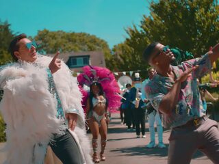 Hilarisch: Gerard Joling neemt kijkers mee backstage bij clip-opnames