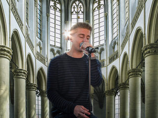 LIVE MEEKIJKEN: Mart Hoogkamer geeft uniek optreden in kerk