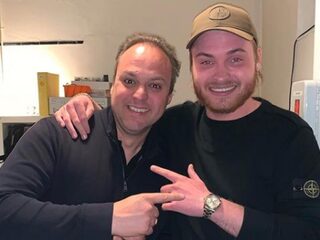 Frans Bauer duikt studio in met Maradonnie