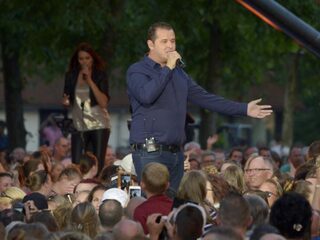 Schattig: John West in duet met zoontje Angelito