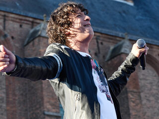 Vinzzent maakt eerste gastartiest Vinzzent op het Strand bekend