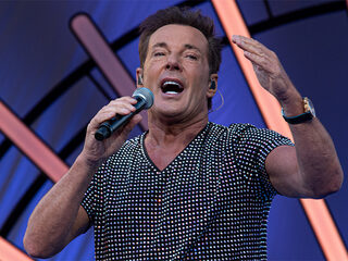 Gerard Joling raakt gewond tijdens optreden