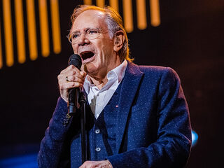 Rob de Nijs valt van podium tijdens optreden