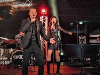 Mike Peterson eert Tom Jones