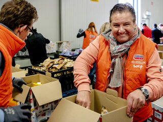 René Froger pakt kerstpakketten in voor het goede doel