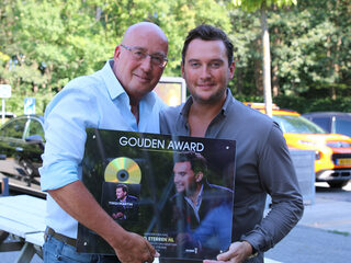 Sterren NL ontvangt Gouden Award van Tino Martin