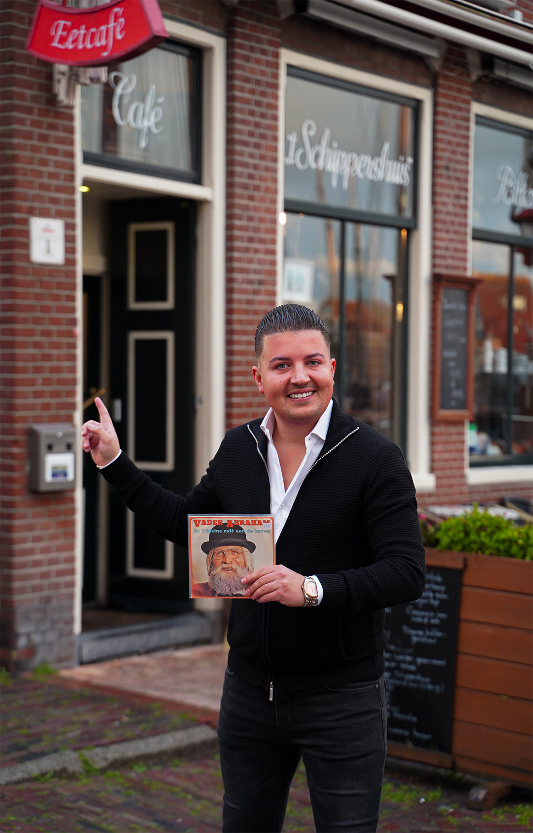 Marco Schuitmaker voor het kleine café aan de haven