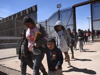 Biden voorspelt chaos aan de grens na einde covid-noodtoestand