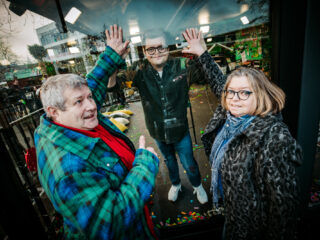 Ouders verrassen emotionele Rob bij het Glazen Huis