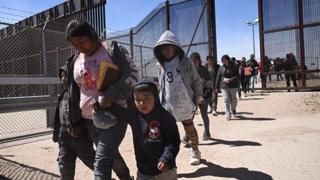 Biden voorspelt chaos aan de grens na einde covid-noodtoestand